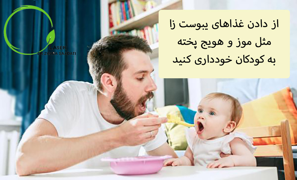 آقایی که به بچه خود غذا می دهد برای جلوگیری از هموروئید در بچه ها از دادن غذای یبوست زا خودداری کنید