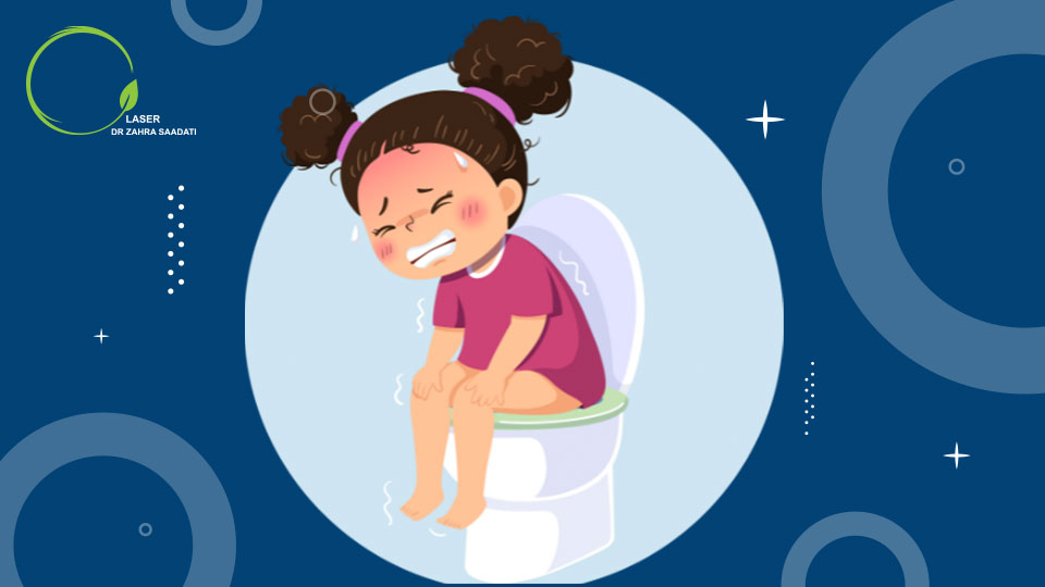 دفع مدفوع با فشار زیاد توسط دختر بچه ای که روی توالت فرنگی نشسته است.
